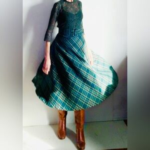 Brilliant Winter Green Set.Blackwatch belted skirt w/ green lace top. SO PRETTY😍